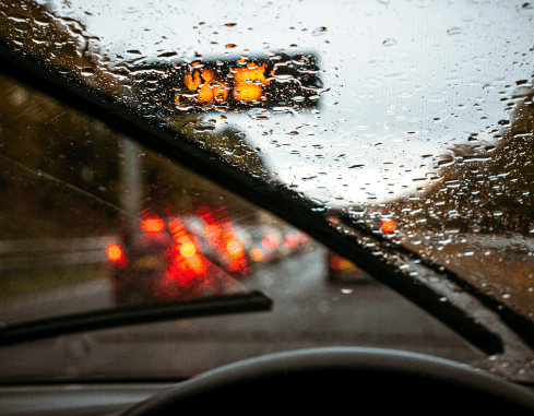 auto en lluvia